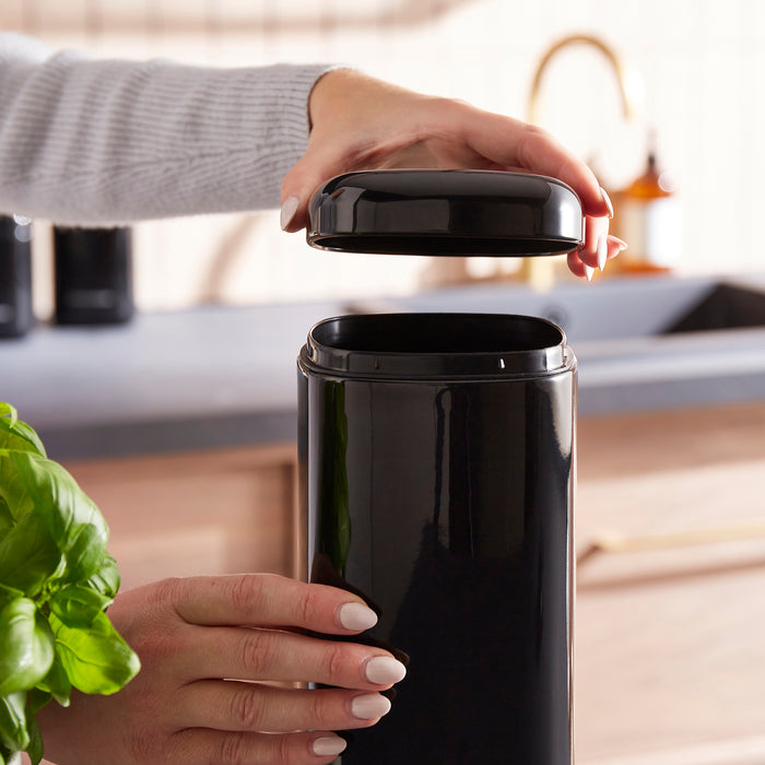 Morphy Richards cannisters om a kitchen counter