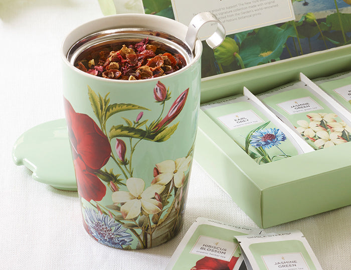Fleur Kati Steeping Cup with tea inside and lid off, next to an open single steeps box