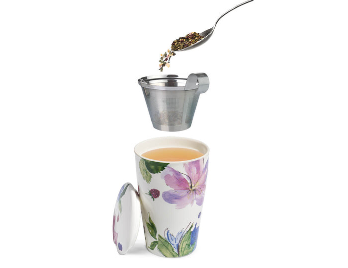 Adding loose tea with a spoon to a Herbal Retreat KATI Steeping Cup