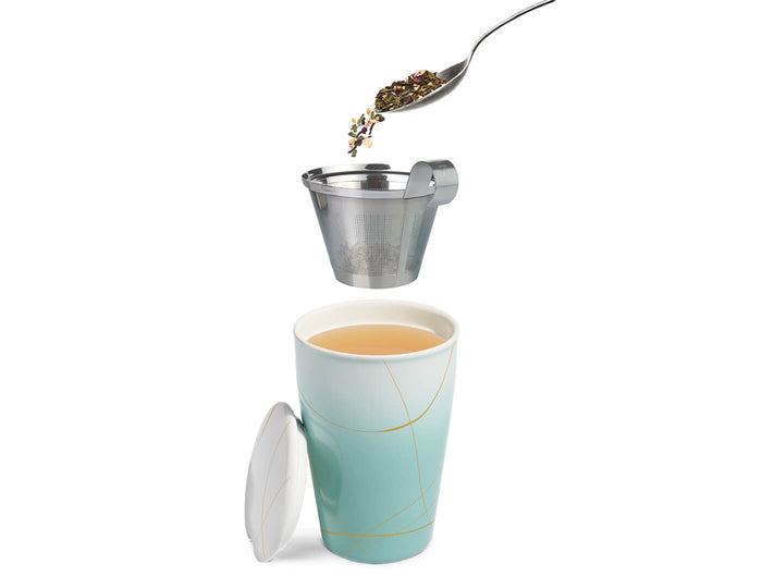 Adding loose tea with a spoon to a Wellbeing Kati Steeping Cup
