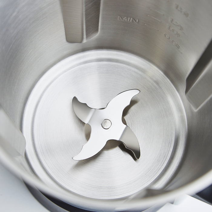 4 stainless steel blades on Blender & Soup Maker