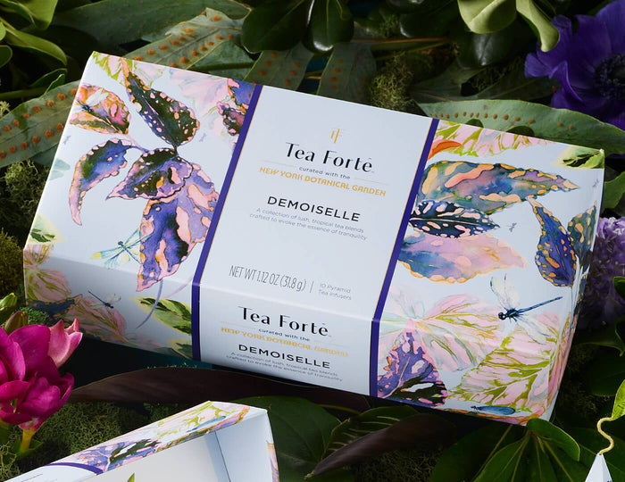 MAIN PDP | Demoiselle Petite Presentation Box, closed, amongst moss and plants