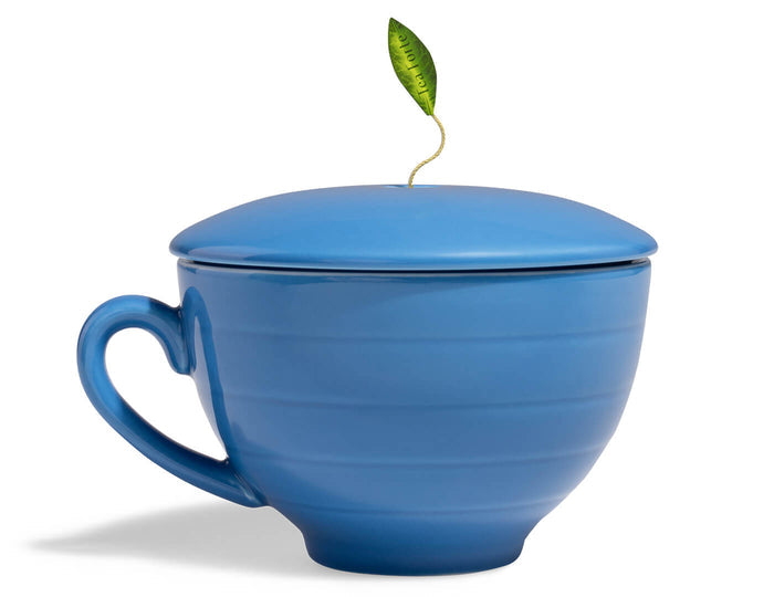 Café Cup in Mystic Blue, with lid on